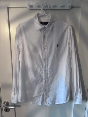 Vit linneskjorta från Polo Ralph Lauren storlek M - Klassisk vit skjorta från Polo Ralph Lauren med broderad logga på bröstet. Storlek M