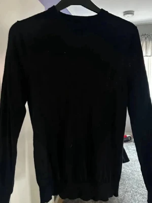 Meriono ull tröja svart - Säljer denna riktiga sköna merino ull tröja då den ej används . Den är i storlek xs men passar S. Passar väl dom som är upp till 177 lång skulle jag säga. Den är tunn, använd typ 2 gånger. Nypris 900 kr från carlings.