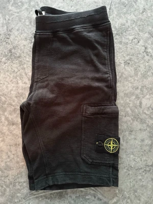 Stone Island Shorts - Mjukis cargo shorts från Stone Island