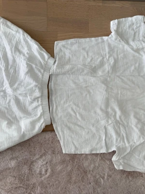 Vitt tvådelat set i bomull - Vitt set i linnelook – topp & shorts i storlek M