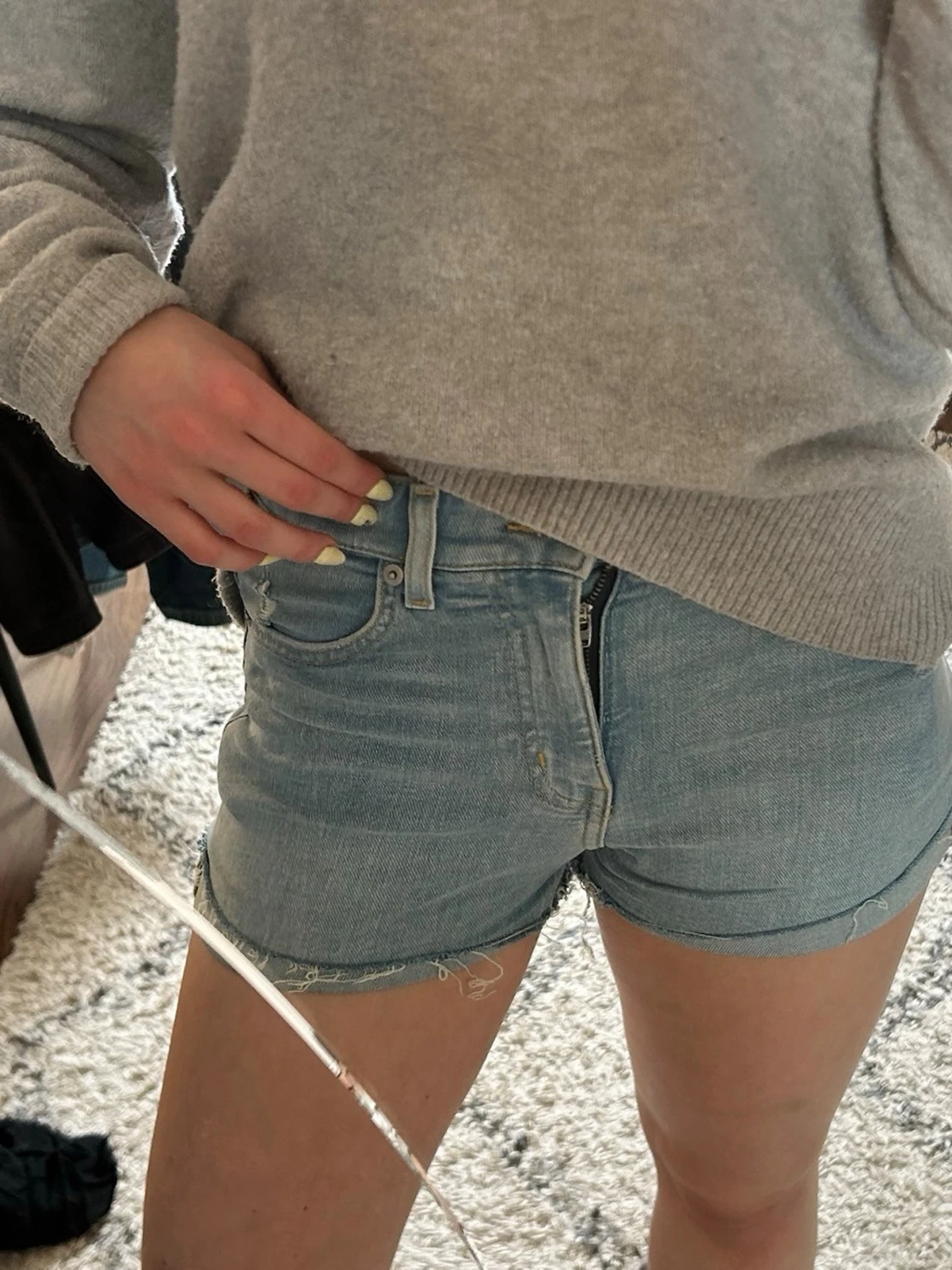 Ljusblå denimshorts med rå kant - 2