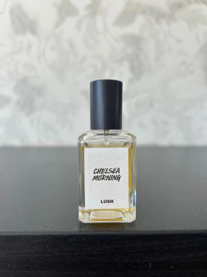 Chelsea Morning parfym från Lush - Chelsea Morning från Lush är en parfym i en stilren, rektangulär glasflaska med svart plastlock. Doftvätskan är gyllengul och etiketten har en enkel, modern design. Perfekt för dig som gillar unika och söta dofter. Säljer då jag har för många parfymer