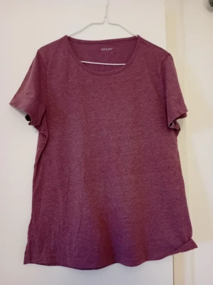 2-pack basic t-shirts från Take Off - Två basic t-shirts från Take Off i mjuk bomull. En t-shirt är ljusblå och den andra är lila. Båda har rund halsringning och korta ärmar, perfekt för en avslappnad stil. Passformen är normal och materialet känns skönt mot huden.