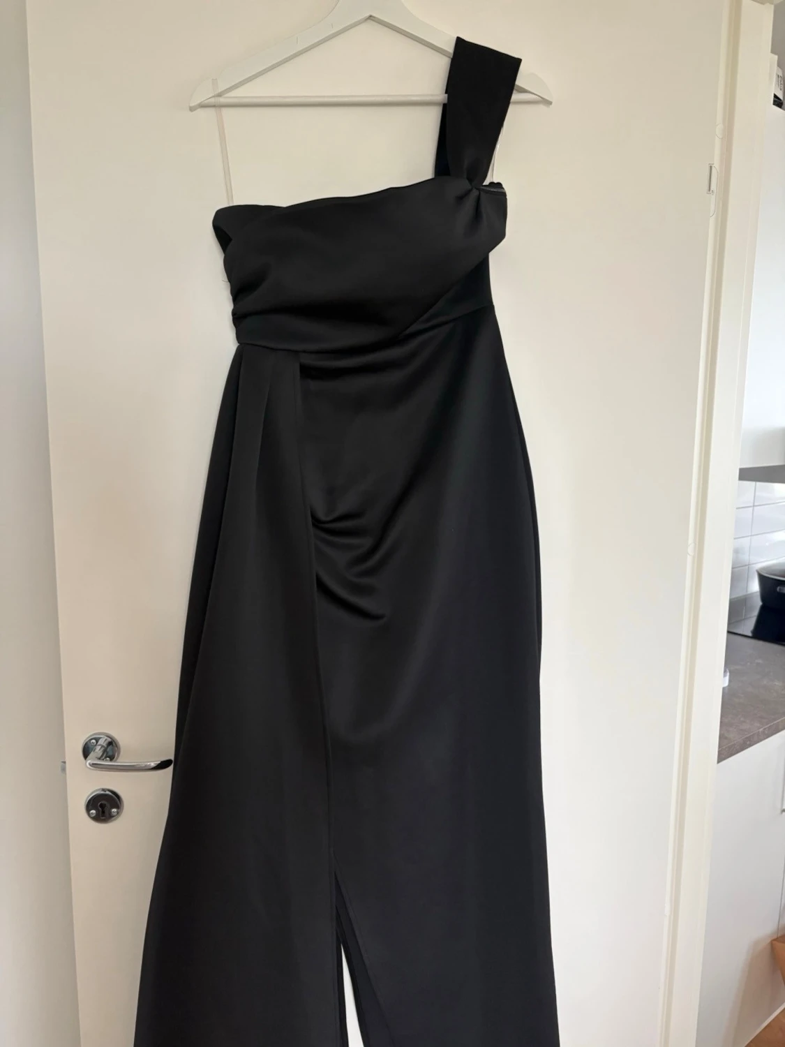 Svart långklänning med oneshoulder - 1