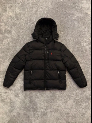 Ralph Lauren jacka - Säljer en Ralph Lauren jacka, helt ny aldrig använd inför nästa vinter. Perfekt för dig som vill göra dig redo med vinterjackan tidigt till ett bra pris.
