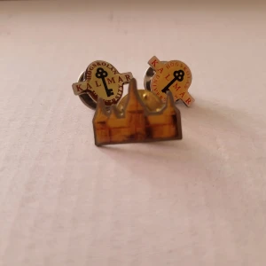 Vintage Kalmar pins 1972 - These pins are from when my grandma graduated kalmar university in 1972.  1. Kalmar castle 40sek 2. Kalmar university matt 18sek 3. Kalmar university shiney 18sek 4. All three 65sek. Message me for single purchases. Bundle discounts: two items 5% off (automatic) three items 10% off, five items 20% off. Message me before purchasing 3+ items for discount.