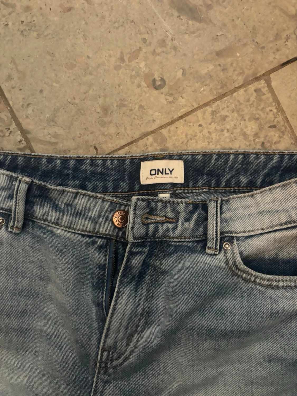 Ljusblå denimshorts med slitningar - 3