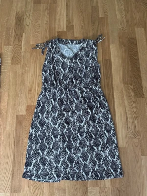 Klänning Esmara  - Klänning från Esmara.  Står ej storlek, men skulle säga M.  Lite nopprig, men annars i fint skick. 