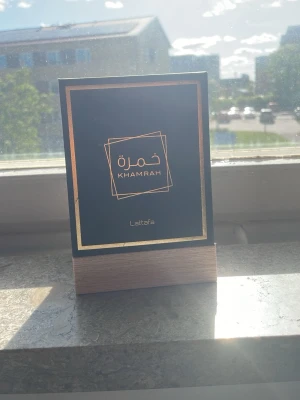 Khamrah Eau de Parfum från Lattafa  - Lukter gott recomnedrar den väldigt billgit 
