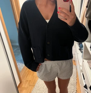 Stickad tröja - Såå snygg mörkblå stickad lite oversize fit cardigan från Uniqlo. Storlek L men passar nog mellan S-M. (jag har vanligtvis S). Nypris 599kr. Använd men i bra skick. Lite nopprig. OBS!⚠️ Säljer en till exakt likadan fast i svart också!!!!