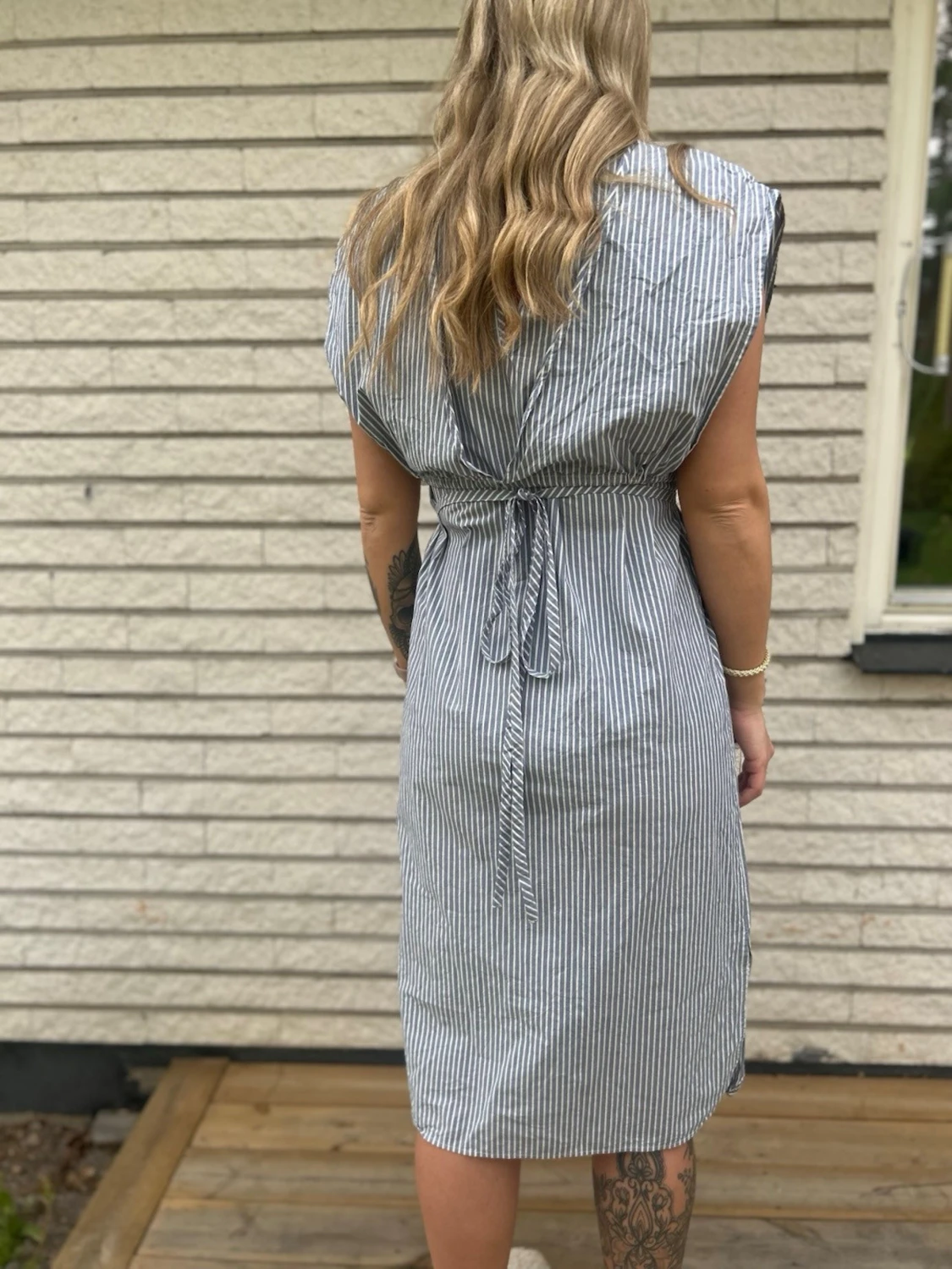 Randig knälång klänning med knyt från 2NDDAY - 1