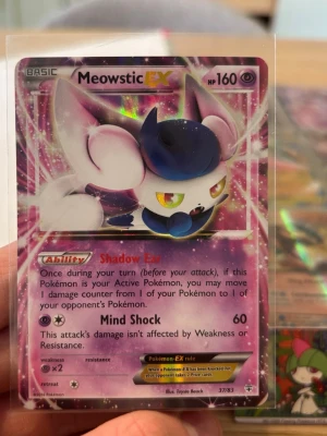 Meowstic EX 2016 pokemon - Säljer min 2016 Meowstic EX. Om jag skulle ge en PSA rating skulle det vara en 6a