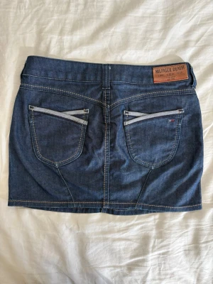 Mörkblå jeanskjol Tommy Hilfiger - Snygg mörkblå jeanskjol från Tommy Hilfiger💕