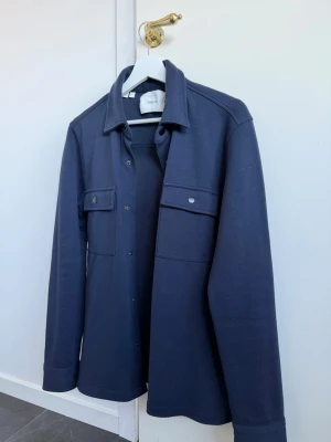 Selected Mörkblå Overshirt - Använd endast 3-4 gånger, väldigt bra skick. Storlek S passar även M. Nypris 800.
