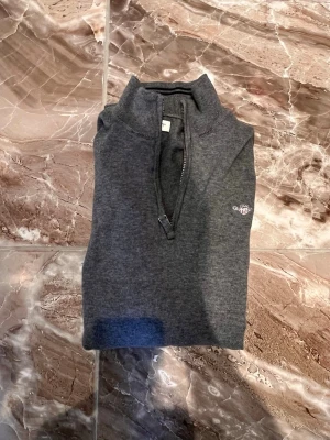 Grå gant zip tröja - Hej säljer en gant tröja, aldrig använt eftersom den va för liten. Storlek 146-152. Varan har inga defekter. Skriv vid minsta lilla fundering