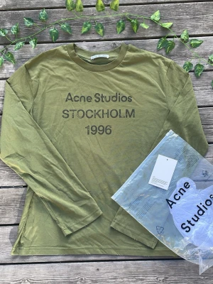 Acne studios long sleeve - Tja. Jag säljer en svin fet acne studios long sleeve i en olivgrön färg. Storlek är S. Hör gärna av er vid frågor!