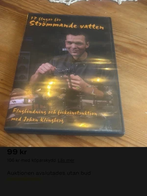 DVD 12 flugor för strömmande vatten - DVD med titeln '12 flugor för strömmande vatten' som handlar om flugbindning och fiskeinstruktion med Johan Klingberg. Omslaget är svart med gul text och visar en person som binder flugor vid ett bord.