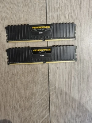 Corsair Vengeance LPX DDR4 RAM 16GB - Två svarta Corsair Vengeance LPX DDR4 RAM-minnen, totalt 16GB (2x8GB), 2133MHz, med kylflänsar i aluminium och tydlig gul logga. Perfekt för gaming eller uppgradering av datorn. Modell: CMK16GX4M2A2133C13