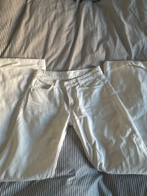 Vita utsvängda jeans - Vita lågmidjade jeans från Zara i storlek 36 