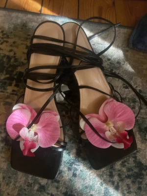 Klackar sommar hibiscus - Jätte fina klackar att ha på sommaren! Med snörning! Hibiscusen går att ta bort ! Klacken e ungf 3-5cm