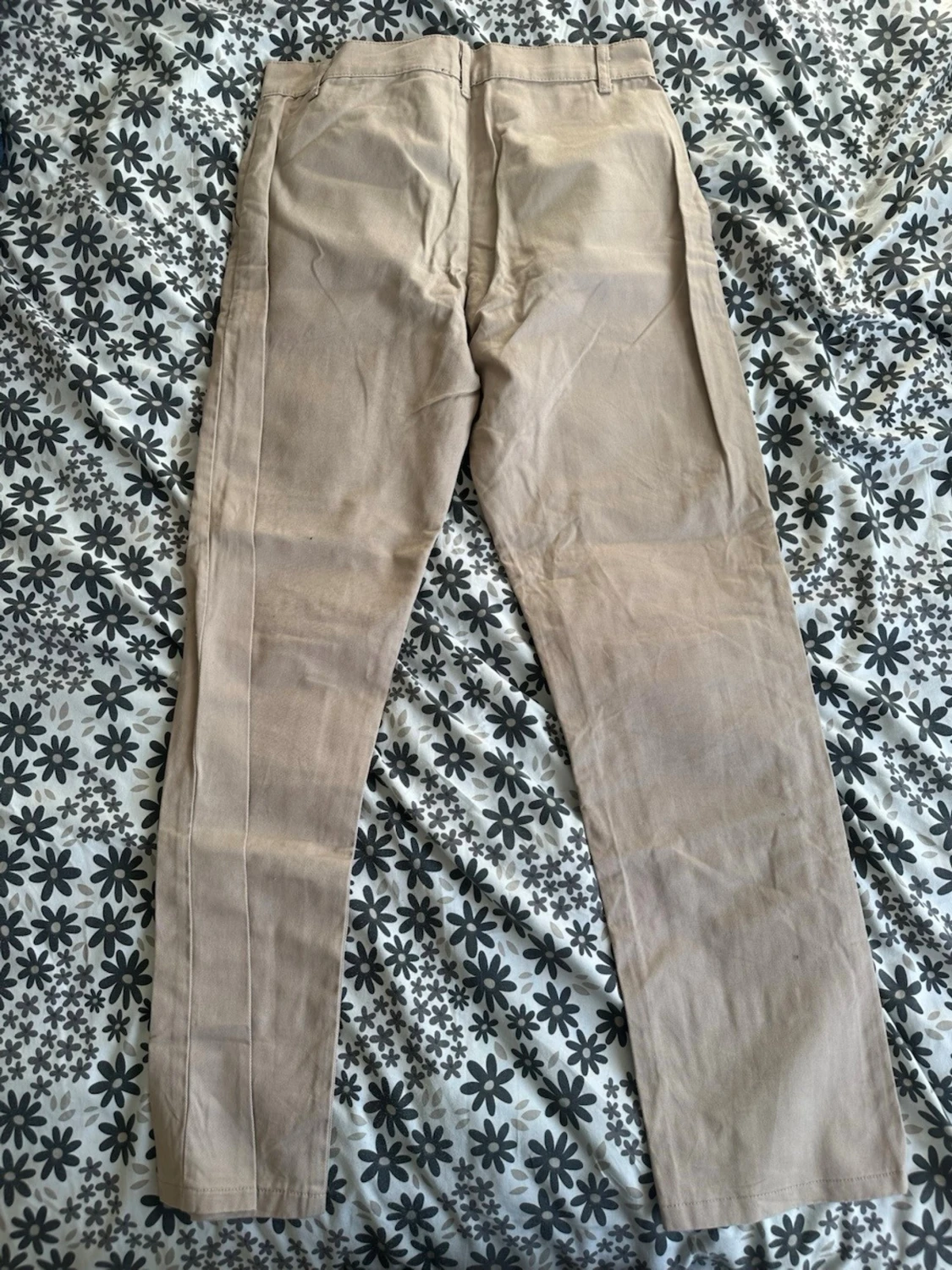 Beige cargobyxor med snygga fickor  - 1