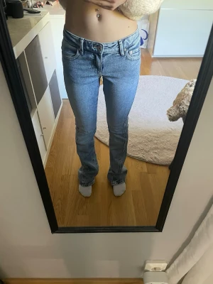 Ljusblåa jeans - Ljusblåa jeans från Gina Tricot. Storlek 32. Endast använda fåtal gånger. 