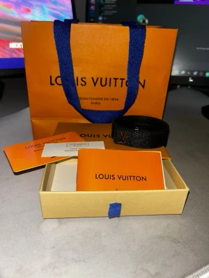 Svart LV armband  - Stilig svart LV armband, helt ny kommer med box påse osv, hör av er vid minsta lilla.😁
