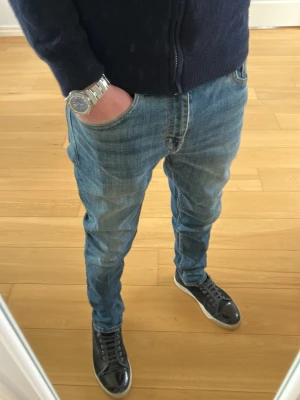 Tiger of Sweden jeans  - Tjena, säljer ett par Tiger of Sweden jeans i modellen Evolve, Jensen är i bra skick och i storlek W31/L32 och i färgen Marinblå hör gärna av dig om du har några frågor☺️9