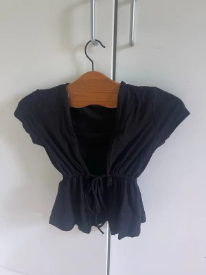 Svart topp från Gina Tricot - Svart topp från Gina Tricot i storlek xs💗
