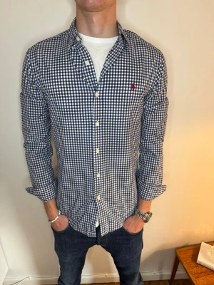 Rutig Ralph Lauren skjorta  - Hej! Säljer nu denna rutiga Ralph Lauren skjortan i storlek S för endast 375kr passar m. Nypris 1600kr // studio II Resell 💙💙
