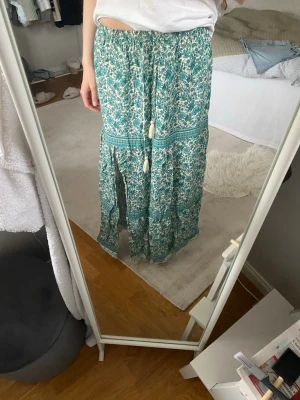 Långkjol - Grön mönstrad kjol från vero Moda i storlek S. Den har inga defekter och är väldigt skön i materialet och sval så passar perfekt till sommaren. Köpt för 400
