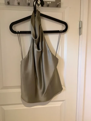 Satin halterneck topp i olivgrönt - Snygg populär olivgrön halterneck topp i glansigt satin med öppen rygg 😍❤️❤️