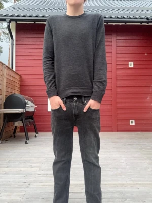 Svarta jeans från Dressman - Säljer ett par svarta jeans från dressman! Sjuk snygga passar nästan till allt. Skick 8/10! Nypris ligger runt 900 mitt pris bara 199kr!🤯//Skriv vid minsta fundering//William