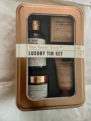 *NY*The Fuzzy Duck Luxury Tin Set for men, Presenttips  - Lyxig presentförpackning med doft av bergamott, hampa och sandelträ. Setet innehåller en hår- och kroppstvätt (100 ml), muskelbadkristaller (50 g), aftershave balm (30 ml) och en tvål (25 g). Alla produkter kommer i snygga bruna och kopparfärgade förpackningar. Ord pris: 258 sek, Pris nu: 120 sek 