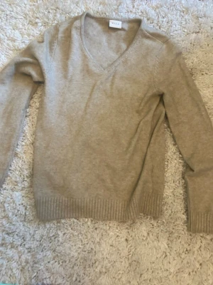Beige stickad tröja  - Stickad beige V ringad tröja i storlek xs från Vila. Knappt använd och ej nopprig.