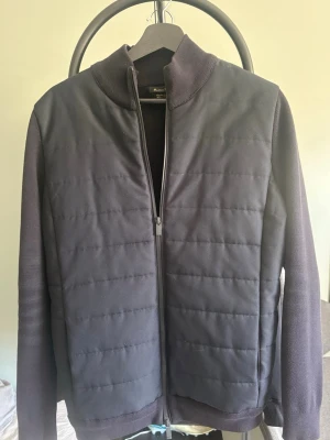 Massimo dutti cardigan  - Snygg mörkblå cardigan jacka från Massimo dutti. Säljs ej längre, nypris 2500kr. Storlek S men passar M. Bra skick förutom enstaka defekt på insidan av jackan (visas privat) erbjuder tvätt och fixande på jackan innan frakt. Rimligt prisförslag kan diskuteras✅