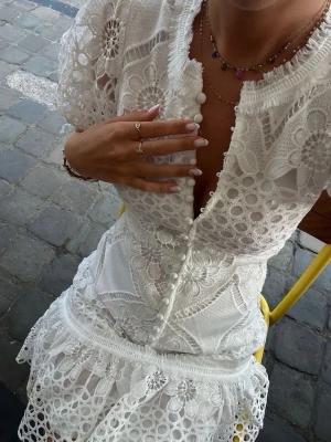 Vit klänning med spets detaljer  - Den snyggaste klänningen för student eller avslutning från polin et moi, som är helt slutsåld. Aldrig använd med prislappen kvar! Skriv prisförslag🤗