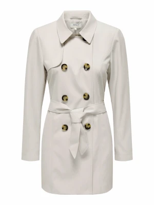 Beige trenchcoat från ONLY - Stilren beige trenchcoat från ONLY med dubbelknäppning och knytskärp i midjan. Jackan har en rak, något kortare passform. Perfekt för vår och höst.