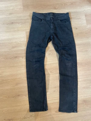Svarta Esprit jeans  - Snygga svarta jeans i slim fit-modell med klassisk femficksdesign. Jeansen har raka ben och diskreta sömmar. Perfekta för en stilren och enkel look.                                                                                Bara att höra av sig vid frågor om tex mått.                    Pris kan diskuteras vid snabb affär