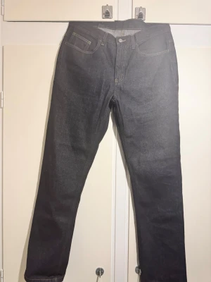 jätte fint oanvänd mörkblå regular jeans - Helt nytt (oanvänd) från märke George  Storlek 34/32 Material 100% bomull Kan mötas upp i Stockholms området eller skickas.