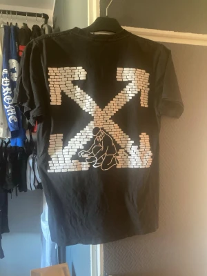 Svart Off-White t-shirt med tryck - Jag har föer kläder för salu så jag kan sänak priset vid köp av föer och vid snabb affär 