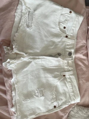 Vita Levi's jeansshorts med slitningar - Snygga vita short från levi’s kommer inte till användning storlek S-M