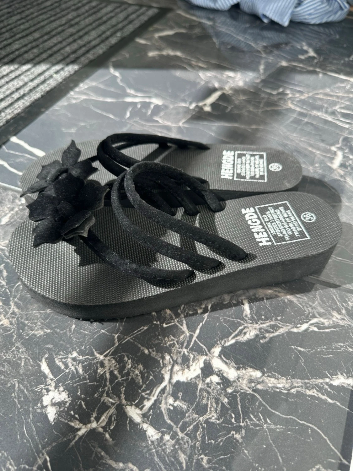Svarta sandaler med blommor  - 1
