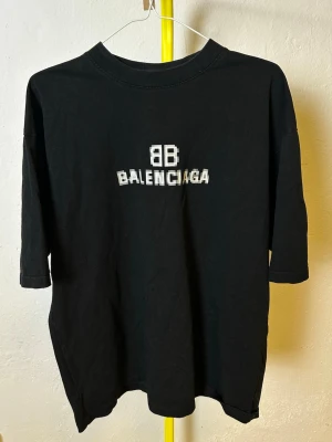 Svart t-shirt från Balenciaga - Denna vara kommer att auktioneras ut på Plick Live den 27 maj klockan 18:00