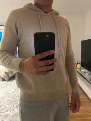 Stickad hoodie  - Snygg beige stickad hoodie som är perfekt till sommaren riktigt snygg men har blivit för liten för mig, inga skador, riktigt stilig och passar till allt 