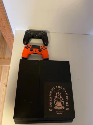 PlayStation 4 med två handkontroller - PlayStation 4 med två kontroller som ingår + strömkabel , men en av kontrollerna är i ett sämre skick 