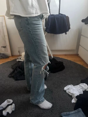 Ljusblå raka jeans med slitning - Ljusblå jeans från Zara med slitningar 