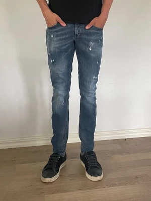 Dondup Jeans  - Säljer ett par helt nya dondup jeans med slitningar för endast 699kr!                                                                             Nypris:699kr därav väldigt bra erbjudande.             Modell: skinny fit                                                            Om ni har några frågor är det bara att fråga på!