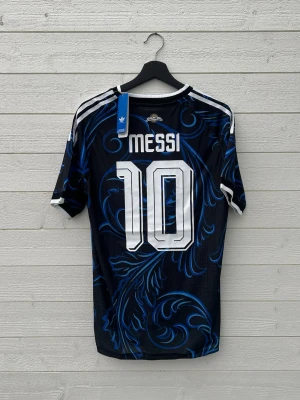 Lionel Messi Argentina Fotbollströja - Säljer en Argentina fotbollströja med Messi 10 på ryggen som är helt ny med prislapp!
