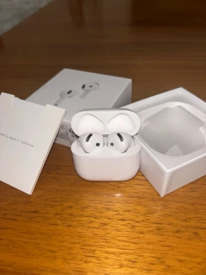 Apple AirPods Pro trådlösa hörlurar - Säljer ett par vita Apple AirPods Pro med laddningsetui. De är trådlösa in-ear hörlurar med stilren design och levereras i originalförpackning. Perfekta för musik, samtal och träning. Kommer med allt som syns på bilden.
